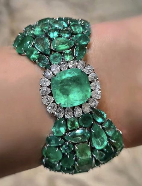 Luxury Emerald Bracelet Jewelry, Exquisite Luxury Green Bracelets, Luxury Fine Jewelry Cuff Bracelet With Gemstone, Luxury Emerald Diamond Bracelet, Luxury Gemstone Cuff Jewelry, Egyptian Inspired Jewelry, Wedding Jewellery Designs, Diamond Bracelet Design, Extraordinary Jewelry