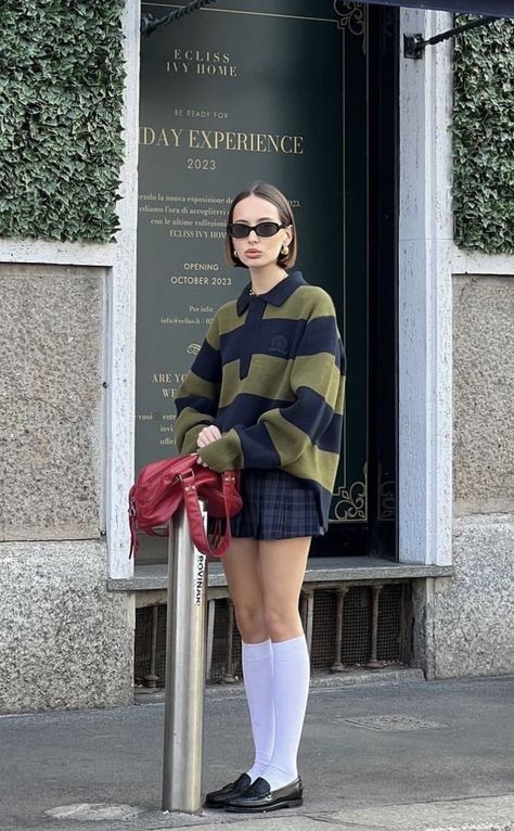 Edgy Outfits 2023, London Outfit May, Aimee Gibbs Outfits, Big Top Small Bottom Outfits, Creative Selfie Ideas, Creative Selfie, 2024 Street Style, Sweater Tights, Pattie Boyd