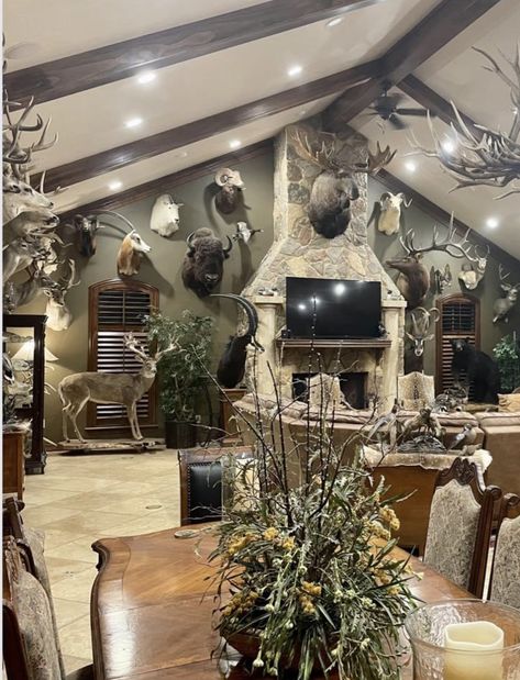 Hunting Rooms, Rustic Family Room, Ranch House Decor, Deer Mounts, Hunting Room, Country Jokes, Trophy Rooms, Hunting Cabin, Hunting Lodge