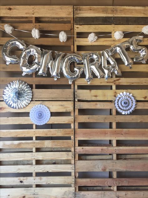 Graduation party photo backdrop-made from wood pallets Pallet Backdrop, Graduation Party Pictures, Graduation Party Backdrops, Bridal Backdrops, Senior Graduation Party, Graduation Open Houses, Party Photo Backdrop, Graduation Party Ideas, Graduation Backdrop