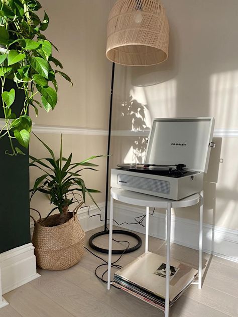 Record Player Side Table, Record Player Setup Small Space, Aesthetic Record Player Setup, Record Player In Bedroom, Record Player Stand Aesthetic, Record Player Bedroom, Record Player Aesthetic Bedroom, Record Player Setup Living Rooms, Record Player Corner