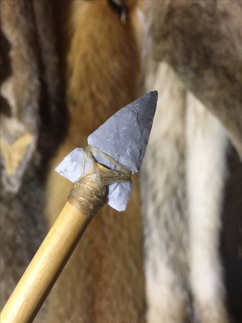 Novaculite arrow head hafted with deer sinew. Primitive Archery, Bone Arrow, Off Grid Survival, Arrowheads Artifacts, Arrow Heads, Flint Knapping, Archery Arrows, Archery Bows, Hunting Tools