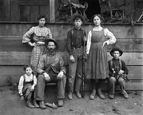 Typical farm families like this are usually large , which stands in contrast to the Wrights that numbered only two. Perhaps a testament to their ill fate. Central Valley California, Pioneer Families, Farm Family, The Oregon Trail, Wilde Westen, Dust Bowl, Into The West, American Gothic, Central Valley