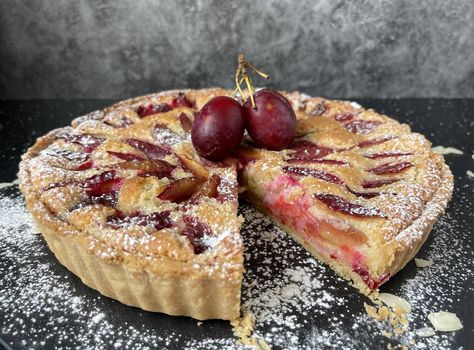 Plum Frangipane Tart - sliced juicy plums and an easy almond frangipane baked to perfection in a buttery pastry case. Absolutely delicious served cold or warm with a dollop of clotted cream. Plum Frangipane, Plum Frangipane Tart, Plum Dessert, Almond Frangipane, Shortcrust Pastry Recipes, Pastry Case, Bean Pie, Frangipane Tart, Buttery Biscuits