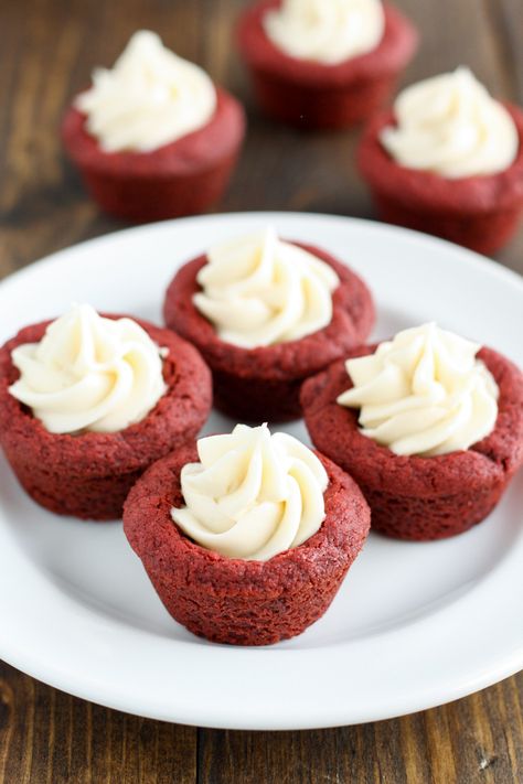 Red velvet cookie cups filled with a homemade cream cheese frosting! Cup Desserts, Red Velvet Cake Mix Cookies, Live Well Bake Often, Homemade Cream Cheese Frosting, Red Velvet Desserts, Sugar Cookie Cups, Cookie Cups Recipe, Homemade Cream Cheese, Bolo Red Velvet