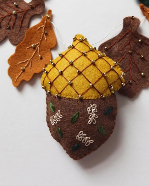 Longing for Autumn 🍂 . . Embrace sustainable decor and make this felt acorn garland. The full tutorial is available in issue 56 of Love Embroidery Magazine ❤️🪡 Acorn Applique Pattern, Acorn Applique, Felt Acorn, Acorn Garland, Felted Acorns, Love Embroidery, Sustainable Decor, Applique Pattern, Felt Art