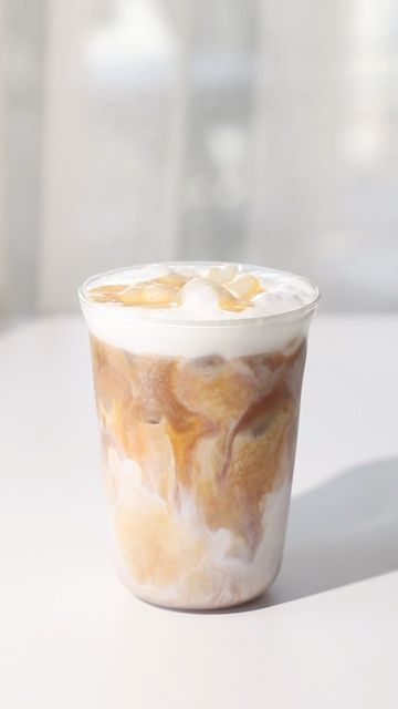 Salted Caramel Latte Recipe, Caramel Latte Recipe, Salted Caramel Latte, Caramel Drizzle, Caramel Latte, Latte Recipe, Iced Latte, Caramel Sauce, Ice Cubes