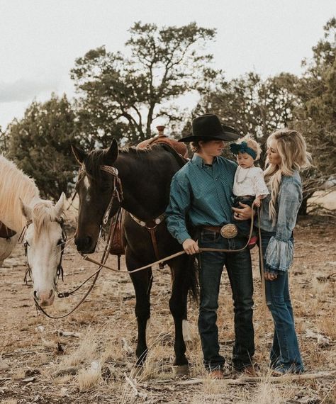 Country Family Photos, Western Family Photos, Country Couple Pictures, Spring Family Pictures, Country Relationship Goals, Country Relationships, Cute Country Couples, Country Photography, Cowboy Love