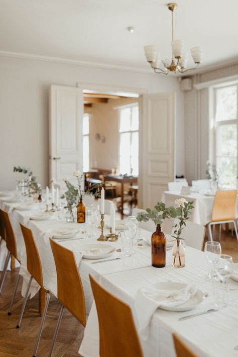 Simply elegant table setting with all white linens and candles | Image by Patrick Karkkolainen White Tablecloth Wedding Table Setting, Wedding Scandinavian Style, White On White Table Setting, Clean Elegant Wedding Decor, Minimalist Centre Piece Wedding, Minimalist Boho Wedding Decor, Minimalist Wedding Ideas Receptions, Wedding Table Decor No Flowers, Wedding White Table Setting