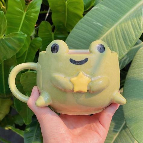 Pottery Ideas Animals, Mugs Out Of Clay, Cute Pinch Pot Ideas Ceramics, Clay Pinch Pot Ideas Animals, Cup Clay Art, Animal Clay Pots, Ceramic Ideas Cute, Frog Pinch Pot, Diy Ceramic Gifts