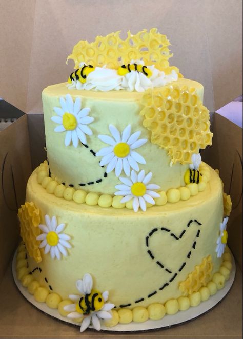 Bumble Bee Cakes, Beehive Cake, Honey Bee Birthday Cake, Honeybee Cake, Bee Sheet Cake, Bumble Bee Cake Ideas, Bumblebee Cake, Bumble Bee Birthday Cake, Honeycomb Cake Decoration