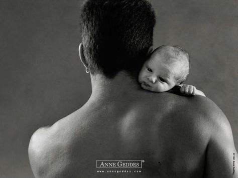 Born innocent | Le Confident Massage Bebe, Foto Newborn, Papa Baby, Baby Fotografie, Anne Geddes, Father And Baby, Baby Poses, Baby Massage, Newborn Shoot