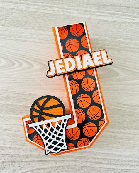 Diy Basketball Gifts, Sports Day Decoration, Basketball Boyfriend, Sports Centerpieces, Mario Birthday Cake, Sports Theme Classroom, Diy Cake Topper Birthday, Basketball Room, Candy Gift Baskets