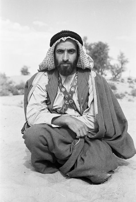 Seated portrait of Sheikh Zayed bin Sultan Al Nahyan resting in the sand in Al Ain. Sheikh Zayed Bin Sultan, Zayed Bin Sultan Al Nahyan, History Uae, Invisible Cities, Arab Culture, Sheikh Zayed, Arab Men, Young Men, Arab Emirates