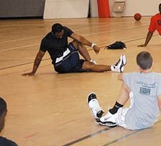 Basketball Stretches, Proper Running Technique, Basketball Shorts Girls, Basketball Moves, Dynamic Stretching, Basketball Practice, Basketball Plays, Play Basketball, Basketball Tips