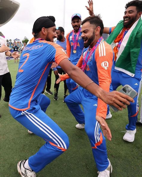 Celebrations continue for Team India after winning the T20 World Cup 2024. 📸 @t20worldcup #teamindia #viratkohli #ravindrajadeja #rohitsharma #jaspritbumrah #suryakumaryadav #hardikpandya #t20worldcup #t20worldcup2024 #indvssa #arshdeepsingh #rahuldravid #peddlermedia Virat Kohli Dancing, Arshdeep Singh, Cricket Sight Screen, Cricket Trousers, Cricket Lover, Cricket Stump, Cricket Helmets, Cricket Gloves, Indian Cricket Team