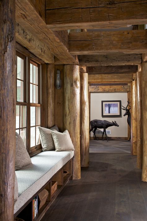 Mountain House Decor, Mountain Home Interiors, Rustic Hallway, Mountain Interiors, Rustic Lake Houses, Hallway Designs, Rustic Home Design, Hall Design, Cabin Homes