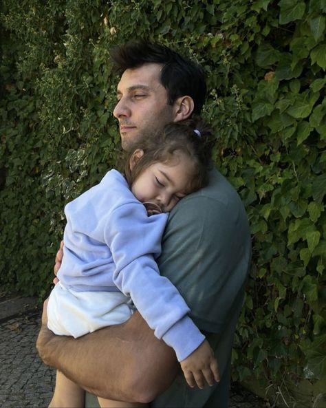 Father And Baby Daughter, Baby Beach Pictures, Father And Baby, Sense Of Self, Becoming A Father, Dream Family, Couples Vibe, Girl Dad, Dad Baby