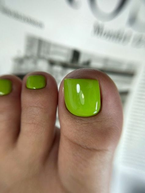 Women Styles Club: Explore Simple Summer Toe Nails for Beach with Pink and Blue Vacation Colors Pedicure Ideas Green, Nails For Beach, Green Pedicure, Green Toe Nails, Blue Toe Nails, Moon Manicure, Pedicure Designs Toenails, French Pedicure, Pedicure Ideas