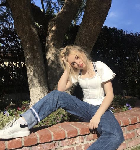 credit: @sabrinacarpenter on instagram Sabrina Carpenter Style, Sabrina Carpenter Outfits, Campus Outfit, Girl Meets World, Treasure Chest, Photoshoot Ideas, Sabrina Carpenter, Beauty Photography, Casual Outfit