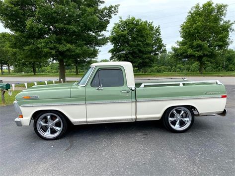 Vintage Ford Truck Aesthetic, Old Ford Trucks For Sale, 70s Ford Truck, Ford F-250, Cute Trucks, Old Ford Trucks F100, Old Trucks Vintage, Green Ford Truck, Green Toyota