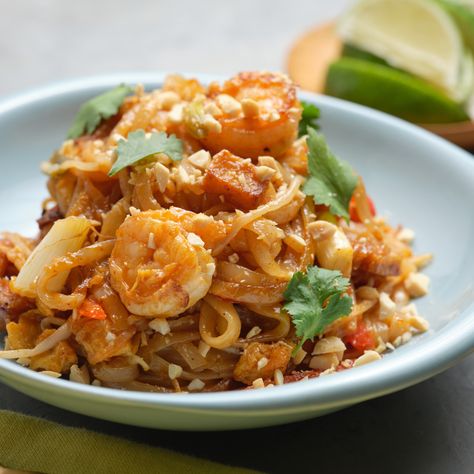 Shrimp Pad Thai, Shrimp And Eggs, Vegan Pad Thai, Pad Thai Recipe, Thai Recipe, Stir Fry Dishes, Recipe Steps, Noodle Dishes, Quick Cooking