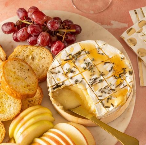 easy baked brie recipe how to make baked brie Easy Baked Brie Recipe, Easy Baked Brie, Baked Brie Recipes, Christmas Eats, Cheesy Appetizer, New Year's Eve Appetizers, Christmas Meals, Brie Recipes, Fall Appetizers