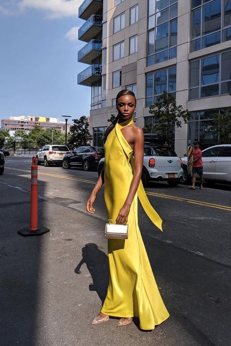 satin fashion trend: Leomie Anderson wearing a yellow halter neck Galvan gown Wedding Guest Outfit Ideas, Easy Wedding, Satin Fashion, Wedding Guest Style, Cooler Look, Wedding Guest Outfit Summer, Mode Inspo, Yellow Fashion, Business Attire