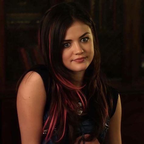 Aria Pll Aesthetic, Aria Pink Hair, Aria Montgomery Icon, Aria Montgomery Hair, Pll Aria, Aria Montgomery Aesthetic, Aria Hair, Blue Motel, Lucy Montgomery