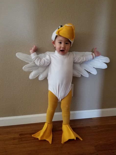 DIY Goose costume. wings, feet, goose hat made from felt. Goose Costume Diy, Duck Duck Goose Costume, Duck Costume For Kids, Diy Duck Costume, Goose Dress Pattern, Goose Outfits Patterns, Goose Clothing Patterns, Duck Clothes, Goose Hat