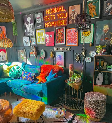 Eclectic Art Wall, Style Année 80, Maximalist Interior Design, Bold Eclectic, Retro Revival, Bedroom Design Inspiration, Eclectic Gallery Wall, Deco Studio, Creative Bedroom