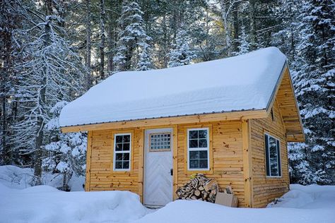 Tiny House Mini Chalet, Cabin Plans With Loft, Small Cabin Plans, Cabin Loft, Cabin Diy, Small Log Cabin, Cabin Floor, Off Grid Cabin, Cabin Floor Plans