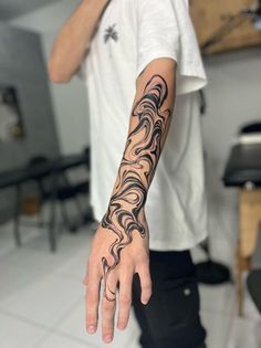 Simple Armband Tattoo, Naga Tattoo, Wrist Tattoo Design, Types Of Tattoos, Man Tattoos, Small Dope Tattoos, Tattoo Special, Armband Tattoos, Feminine Tattoo Sleeves