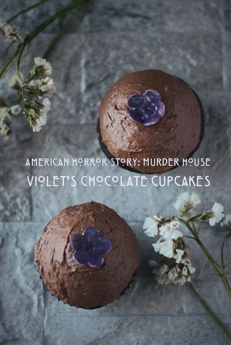 Violet's chocolate cupcakes inspired by American Horror Story: The Murder House. #AHS #Chocolate #Cupcakes Horror Movie Themed Meals, American Horror Story Party, Horror Movie Recipes, Ahs Party, Violet Cupcakes, Geek Food, Cupcake Recipes Chocolate, American Horror, Horror Stories