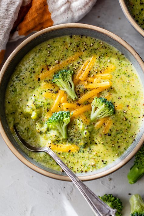 This classic Broccoli Cheddar Soup recipe is a delicious, comforting soup that can be enjoyed year-round for lunch or dinner. #soup #broccoli #broccolisoup #vegetarian #lunch #dinner #healthyrecipes #weightwatcherrecipes Soup Cauliflower, Protein Soup, Bean Soups, Soup Winter, Beans Soup, Recipes Cauliflower, Recipes Winter, Cheddar Soup Recipe, Broccoli Cheddar Soup Recipe