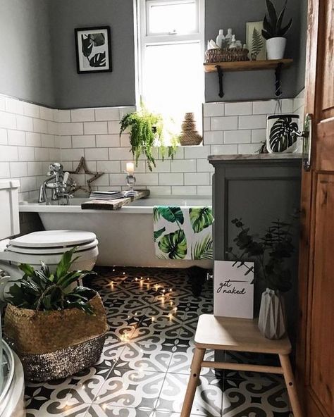 How to Create a Victorian Style Bathroom with a Modern Touch - Decoholic Victorian Style Bathroom, Makeover Kamar Mandi, Black And White Tile, Dekorere Bad, Cozy Bathroom, Victorian Bathroom, Bad Inspiration, Style Bathroom, غرفة ملابس