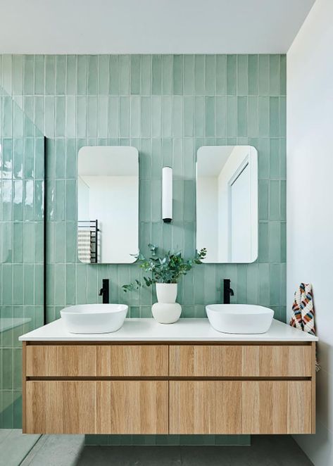 Beach Style Bathroom, Green Tile Bathroom, Beach House Bathroom, Bad Inspiration, Decor Baie, Bathroom Tile Designs, Double Sink Bathroom, Double Sink Bathroom Vanity, Bathroom Backsplash