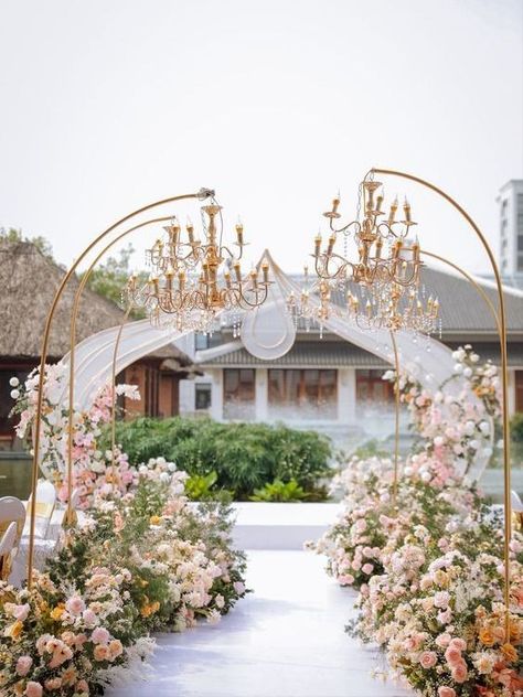 Glam Wedding Aesthetic, Simple Wedding Ceremony Decor, Wedding Trends 2023, Simple Wedding Ceremony, Chandelier Wedding Decor, Installation Wedding, Wedding Walkway, Tuscan Inspired Wedding, Opulent Wedding