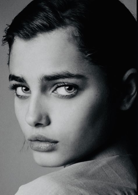 Black And White Photography Portraits, Portret Feminin, Angels Beauty, Hyper Realistic Paintings, Face Profile, Black And White Face, Drawing People Faces, Face Drawing Reference, Taylor Hill