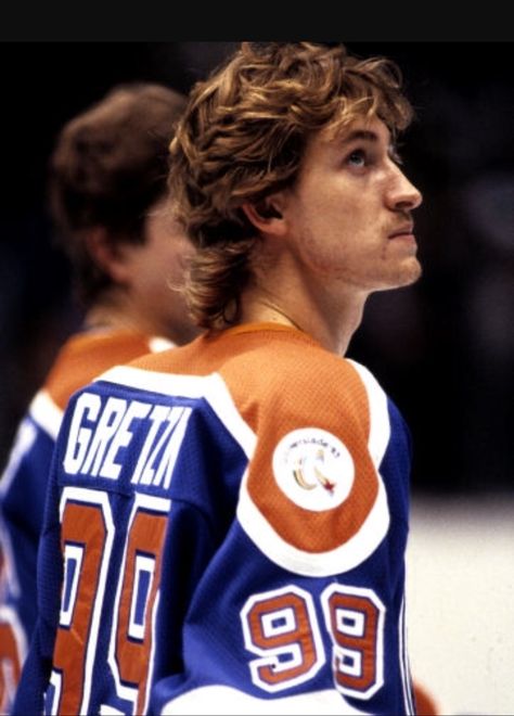 Wayne Gretzky Mullet Ideas, Hockey Hall Of Fame, Oilers Hockey, Hockey Pictures, Wayne Gretzky, Nhl Players, Sports Hero, Sports Figures, Edmonton Oilers