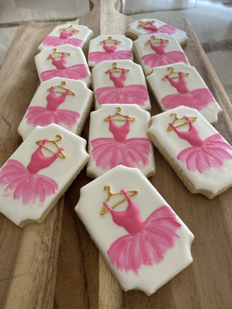 Ballet Cookies Decorated, Dancer Cookies, Dance Cookies, Ballet Cookies, Christmas Shells, Dance Silhouette, Creative Cookies, Cookies Decorated, Sugar Cookies Decorated