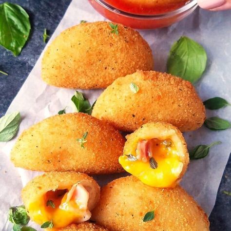 Brazilian Recipes - Easy and Delish Amuse Bouche Ideas, Delish Appetizers, Rissoles Recipe, Brazilian Fruit, Salty Food, Cheese Puffs, Bake Cheesecake, Brazilian Food, Party Food Appetizers