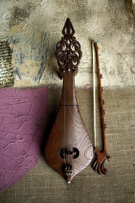 Ciel Black Butler, Old Musical Instruments, Instruments Art, Putao, Folk Instruments, Musical Art, Prop Design, String Instruments, Mandolin