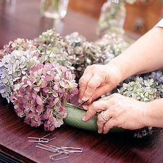 Dry Hydrangeas, Minnesota Garden, Pruning Hydrangeas, Drying Flowers, Diy Centerpiece, Arranging Flowers, Hydrangea Centerpiece, Hydrangea Arrangements, Dried Hydrangeas