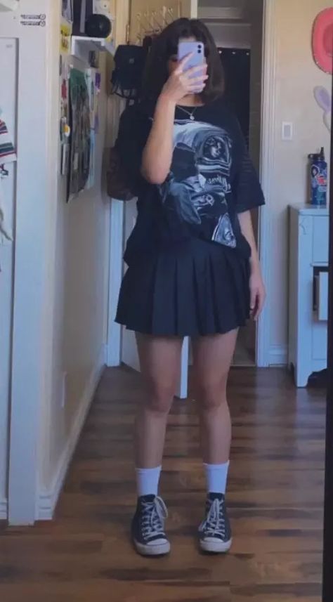 T Shirt And Tennis Skirt Outfit, Tshirt And Miniskirt Outfit, Tshirt And Skirt Outfit Casual, Black Skater Skirt Outfit, Skater Skirt Outfit, Curvy Casual Outfits, Mall Outfit, Black Skirt Outfits, Look Grunge