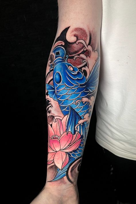 Colour Tattoo Men, Japanese Koi Tattoo, Koi Fish Tattoo Forearm, Pez Koi Tattoo, Dragon Koi Tattoo Design, Japanese Hand Tattoos, Tattoo Koi, Japanese Leg Tattoo, Koi Tattoo Sleeve