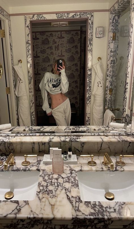 Kylie Jenner Bathroom, Elsa Hosk Instagram, Comfy Home Outfits, Kylie Jenner House, Comfy Home, Face Mirrors, Kylie Jenner Outfits, Victoria's Secret Angel, Elsa Hosk