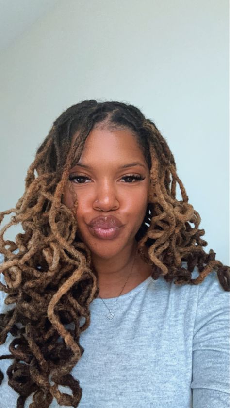 Loose Curl Locs, Pipe Cleaner Loc Curls, Pin Curl Locs, Locs With Highlights Black Women, Locs Highlights, Loc Highlights, Curled Locs, Loc Curls, Loc Ideas