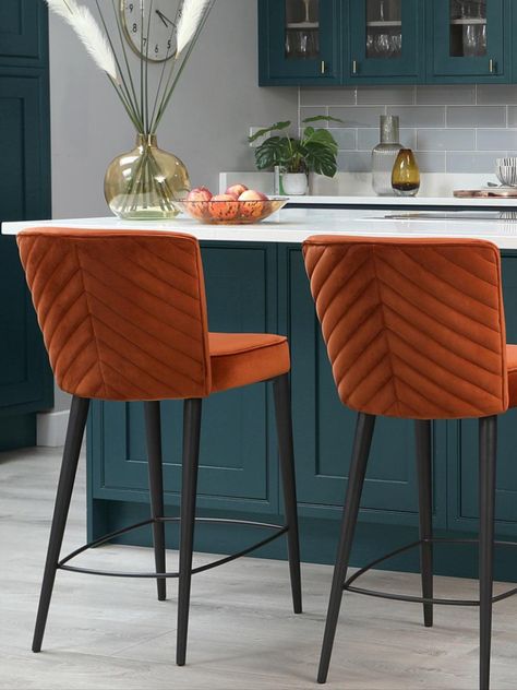 Retro Glam Kitchen, Rust Kitchen, Bar Chairs Design, Orange Bar Stools, Colorful Bar Stools, Blue Kitchen Island, Designing A Kitchen, Teal Interiors, Bar Stools Kitchen Island