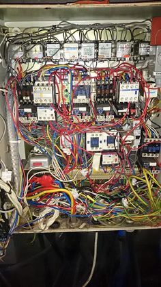 Ingenieur Humor, Electrical Panel Wiring, Electrician Humor, Home Electrical Wiring, Distribution Board, Electrical Circuit Diagram, Electronics Storage, Electrical Diagram, Electronics Basics